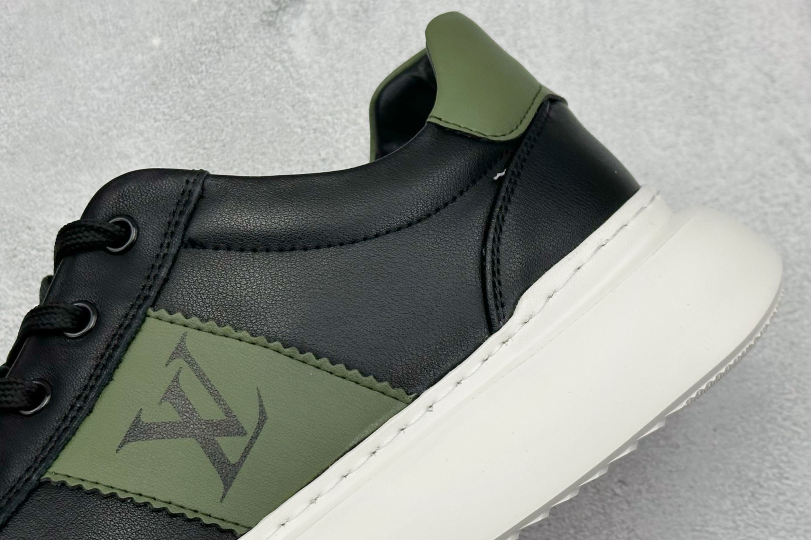380 Louis Vuitton LV路易威登休闲文化运动板鞋系列