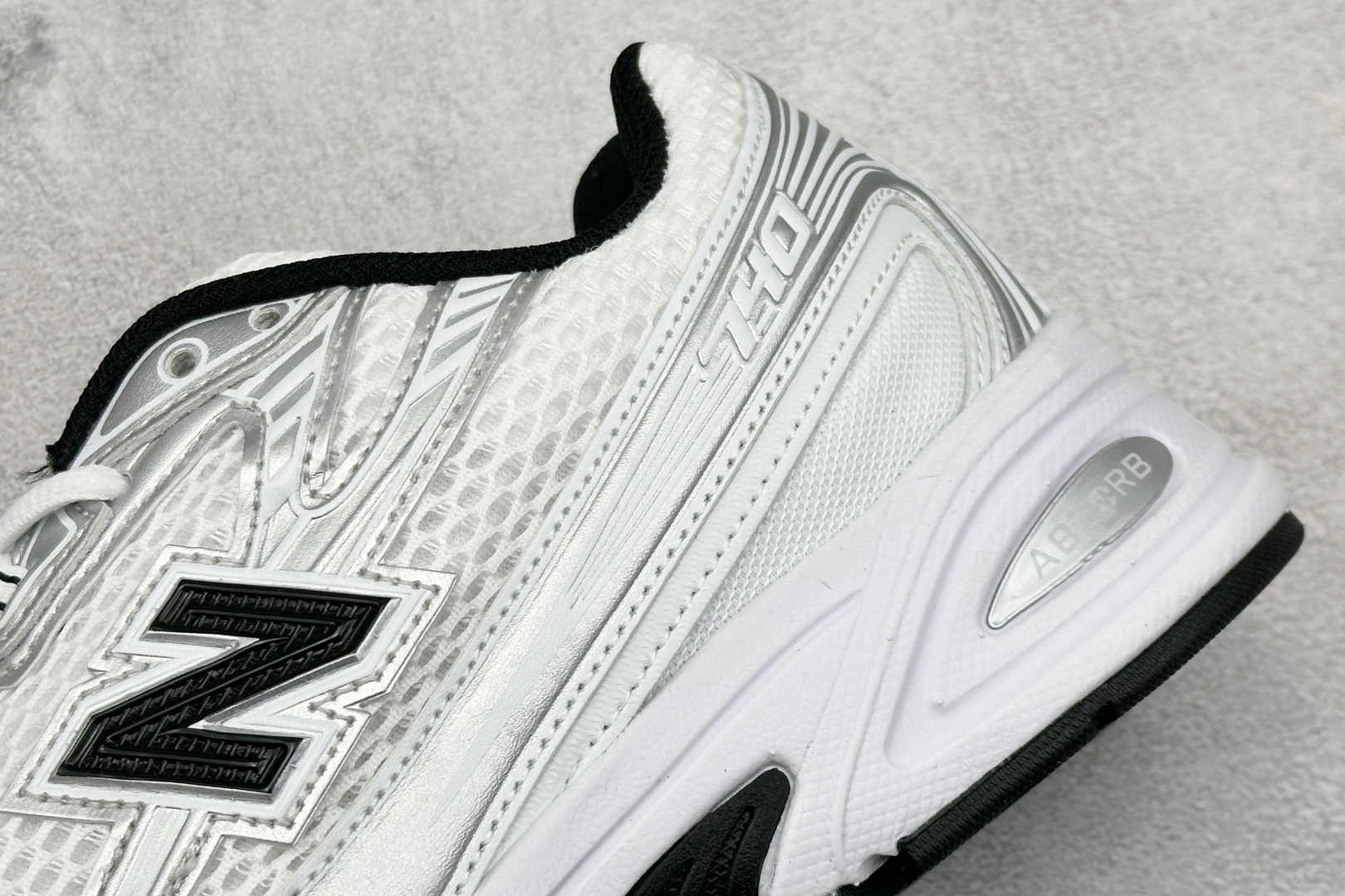  
K版 New Balance 740 复古跑鞋 
小红书爆款 官网售罄
这双鞋确实是NB家经典复古款