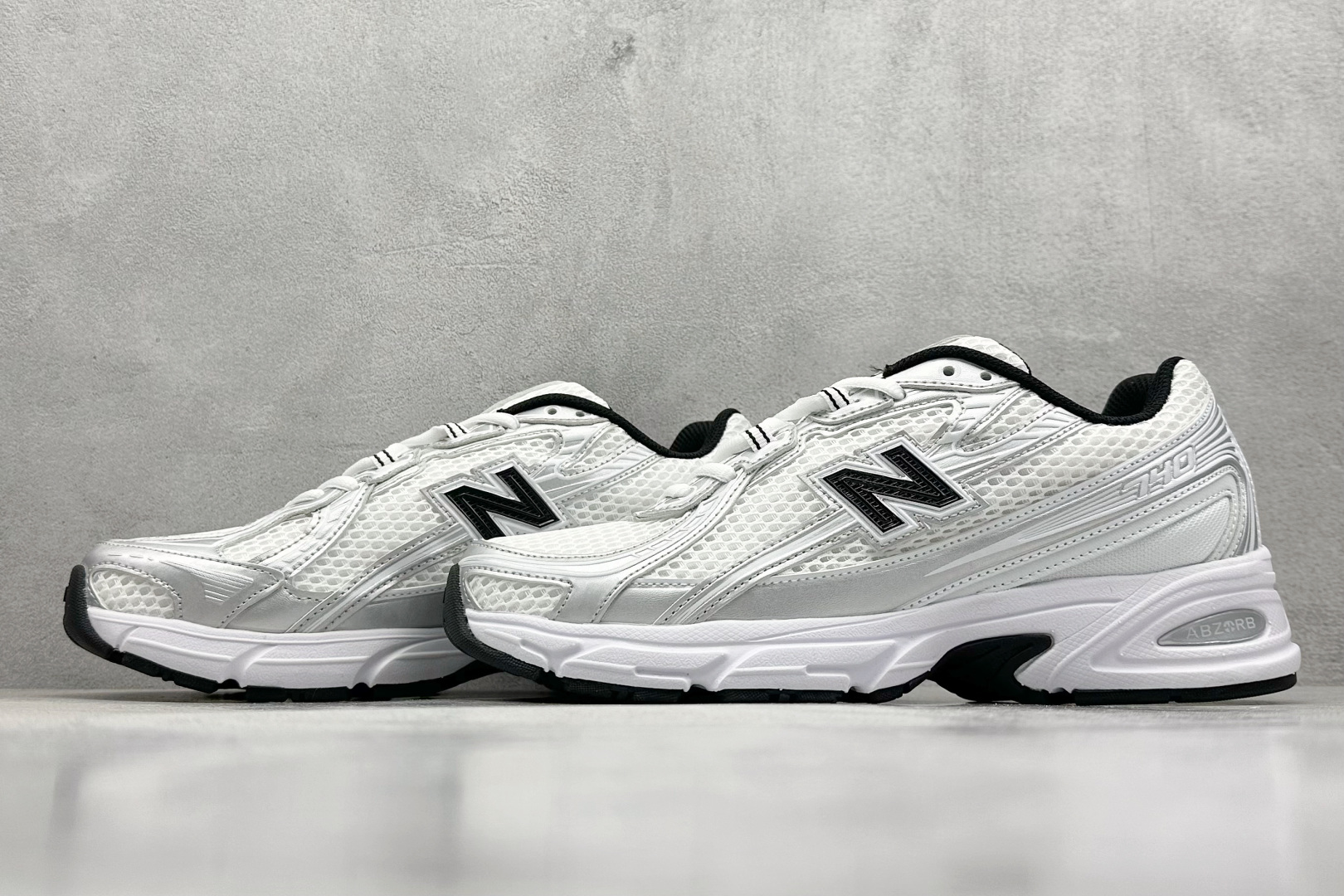  
K版 New Balance 740 复古跑鞋 
小红书爆款 官网售罄
这双鞋确实是NB家经典复古款