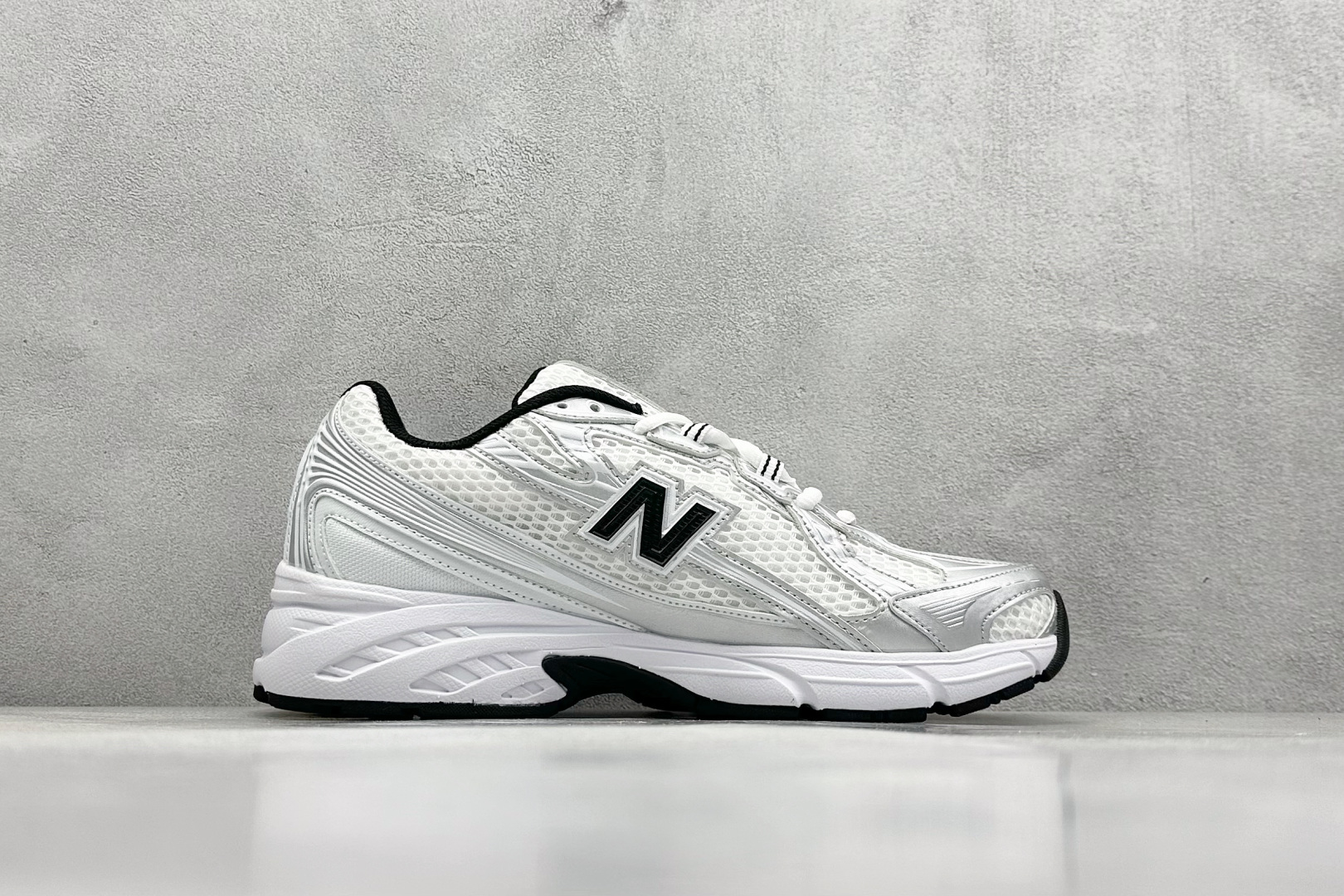  
K版 New Balance 740 复古跑鞋 
小红书爆款 官网售罄
这双鞋确实是NB家经典复古款