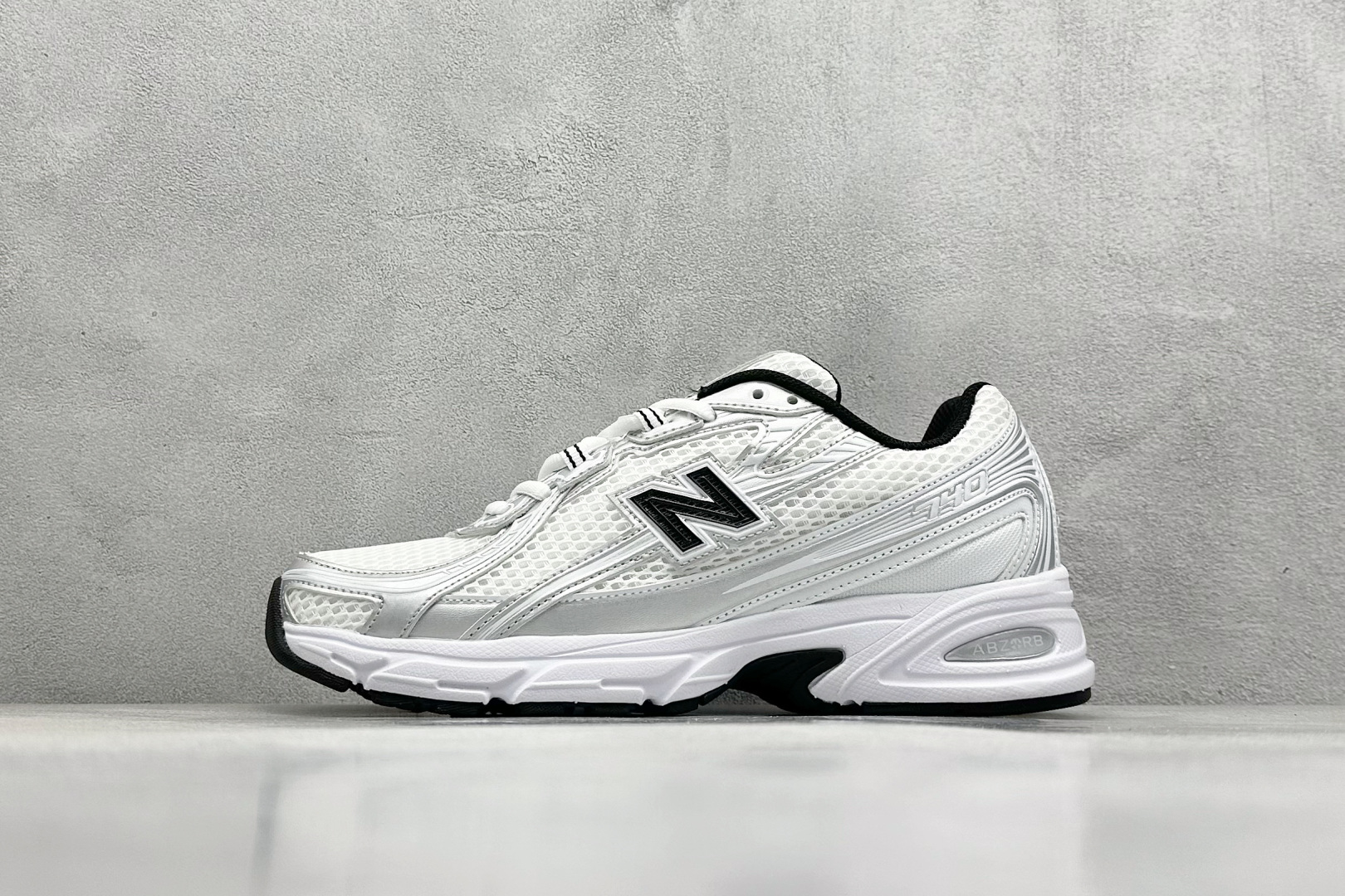  
K版 New Balance 740 复古跑鞋 
小红书爆款 官网售罄
这双鞋确实是NB家经典复古款