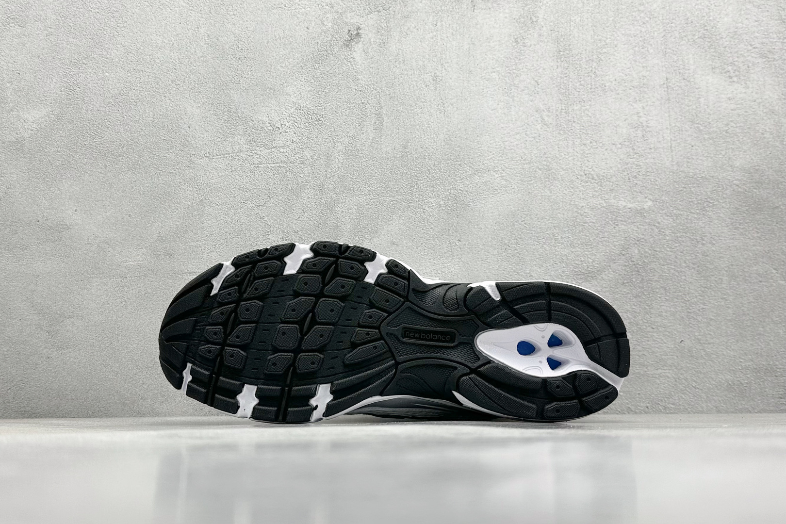  
K版 New Balance 740 复古跑鞋 
小红书爆款 官网售罄
这双鞋确实是NB家经典复古款