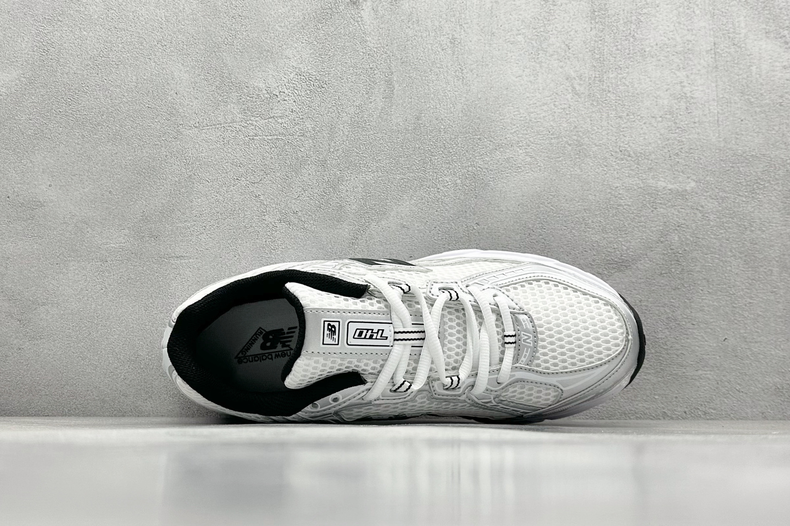  
K版 New Balance 740 复古跑鞋 
小红书爆款 官网售罄
这双鞋确实是NB家经典复古款