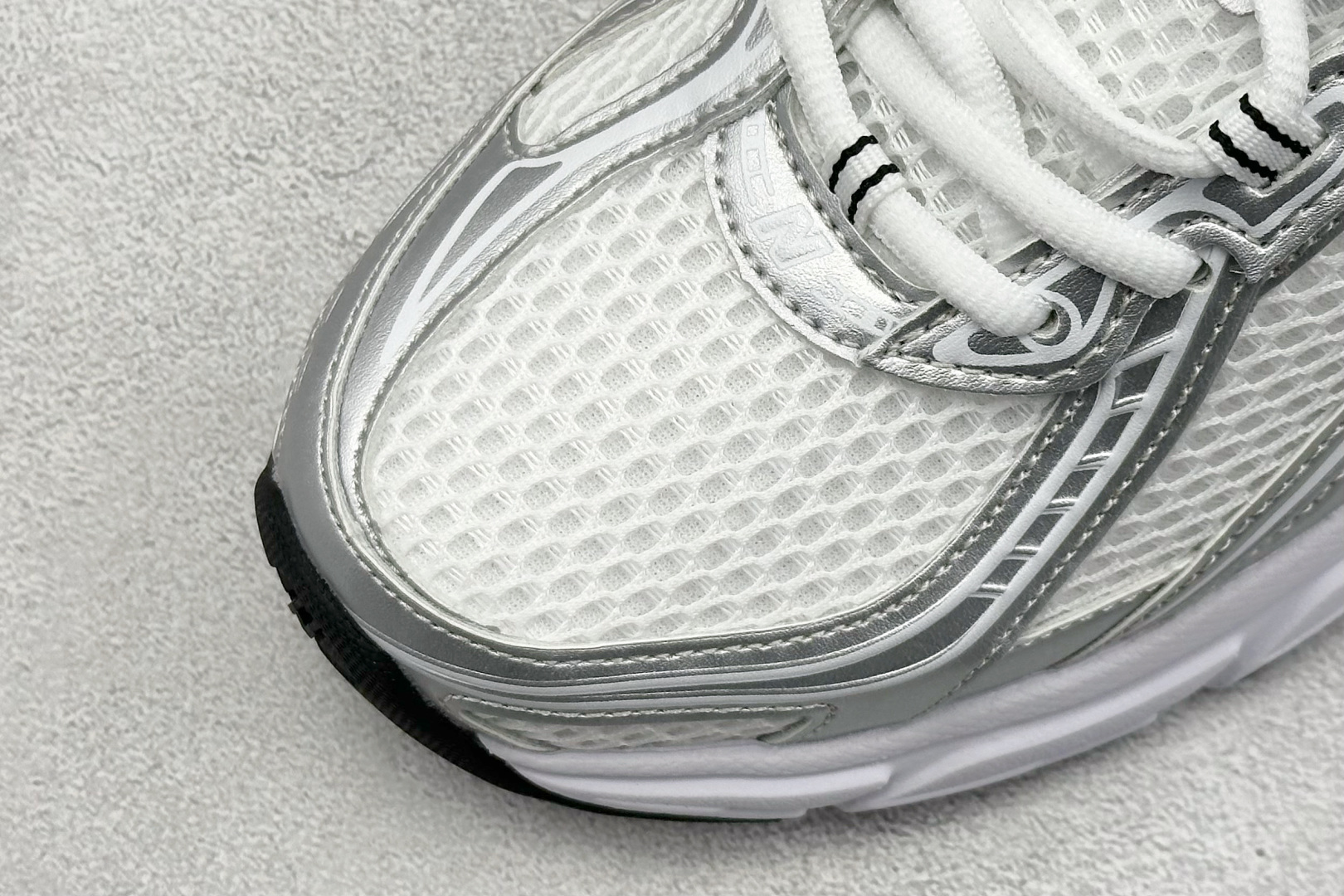  
K版 New Balance 740 复古跑鞋 
小红书爆款 官网售罄
这双鞋确实是NB家经典复古款