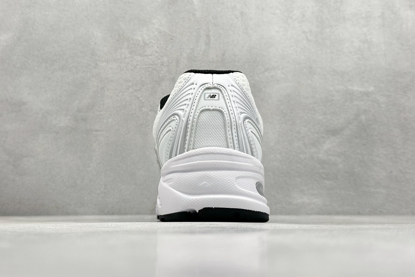  
K版 New Balance 740 复古跑鞋 
小红书爆款 官网售罄
这双鞋确实是NB家经典复古款