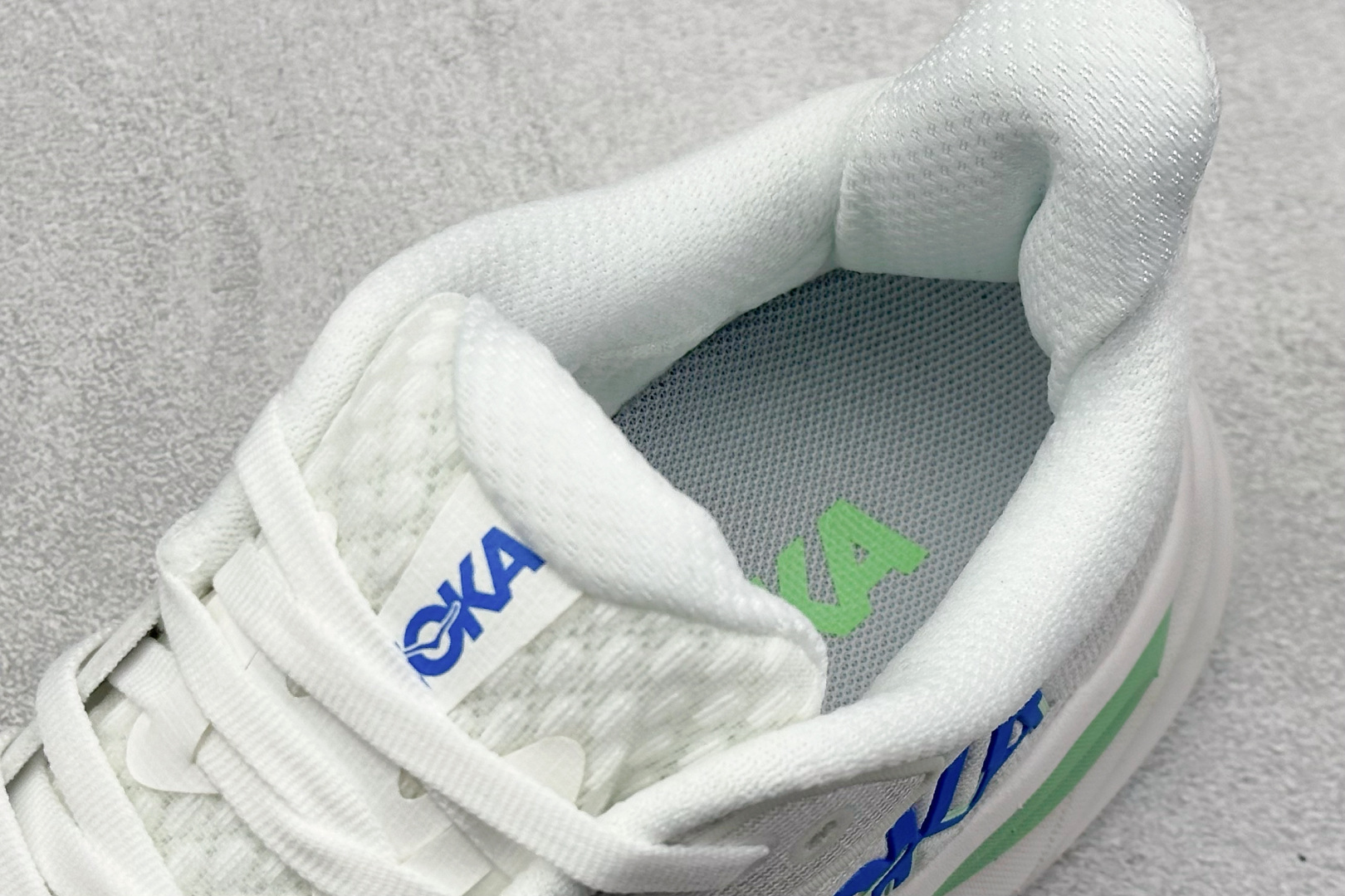  
W版 Hoka W CLIFTON 10 超轻厚底轻量跑步鞋
市售最高品质 原版开发 正确后跟细节 