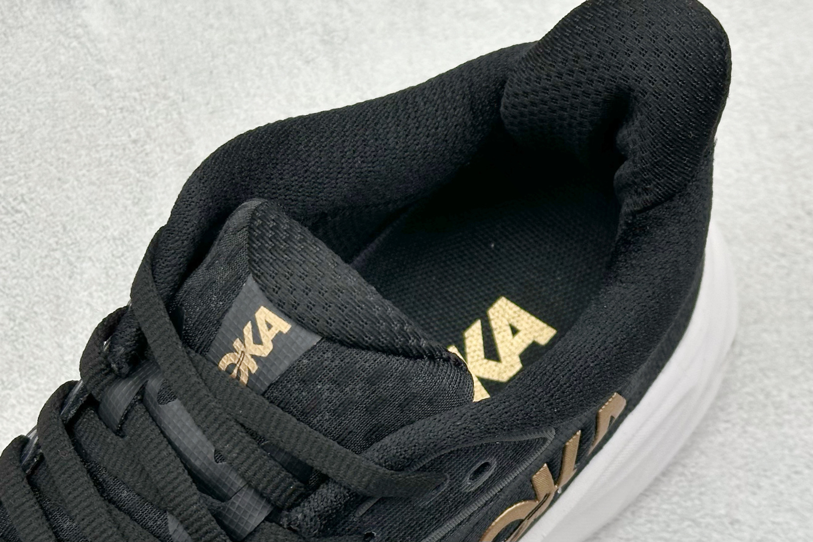  
W版 Hoka W CLIFTON 10 超轻厚底轻量跑步鞋
市售最高品质 原版开发 正确后跟细节 