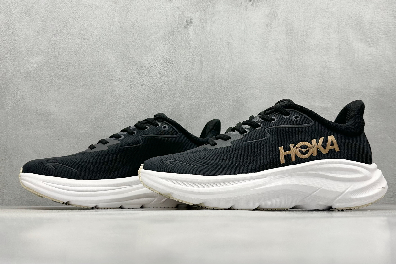  
W版 Hoka W CLIFTON 10 超轻厚底轻量跑步鞋
市售最高品质 原版开发 正确后跟细节 