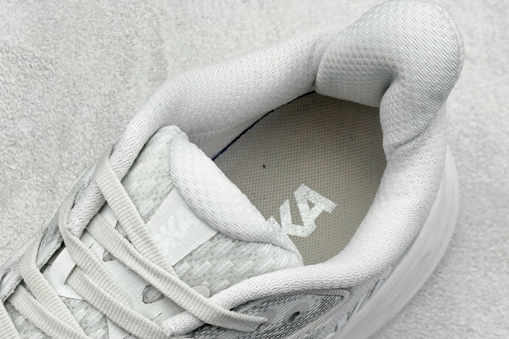  
W版 Hoka W CLIFTON 10 超轻厚底轻量跑步鞋
市售最高品质 原版开发 正确后跟细节 