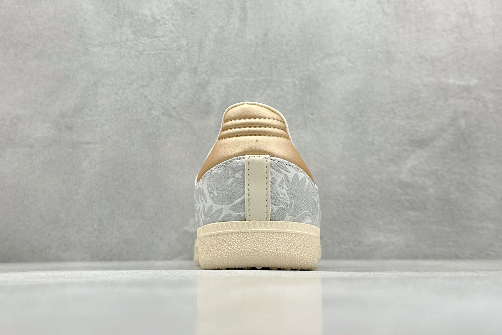  
AD originals Samba OG 浅灰
此款以简约大方的造型设计，给人以随性休闲的时尚格调
