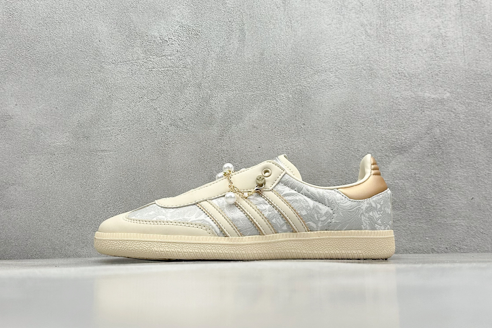  
AD originals Samba OG 浅灰
此款以简约大方的造型设计，给人以随性休闲的时尚格调