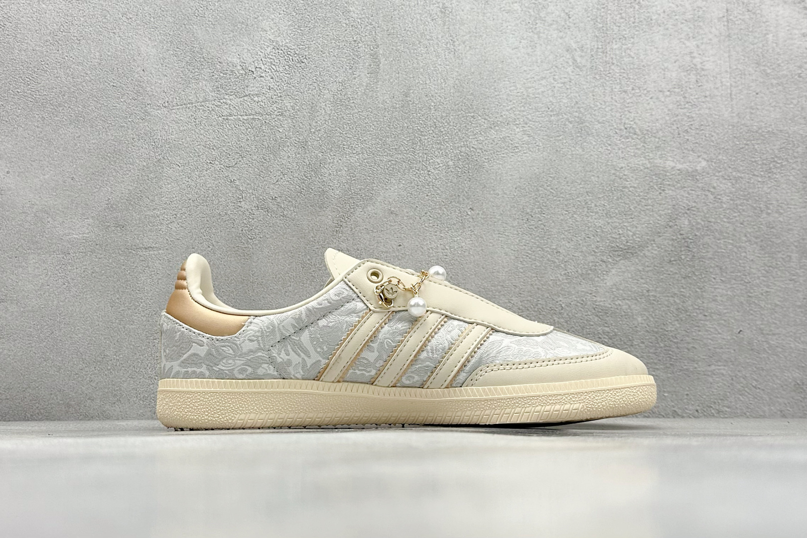  
AD originals Samba OG 浅灰
此款以简约大方的造型设计，给人以随性休闲的时尚格调