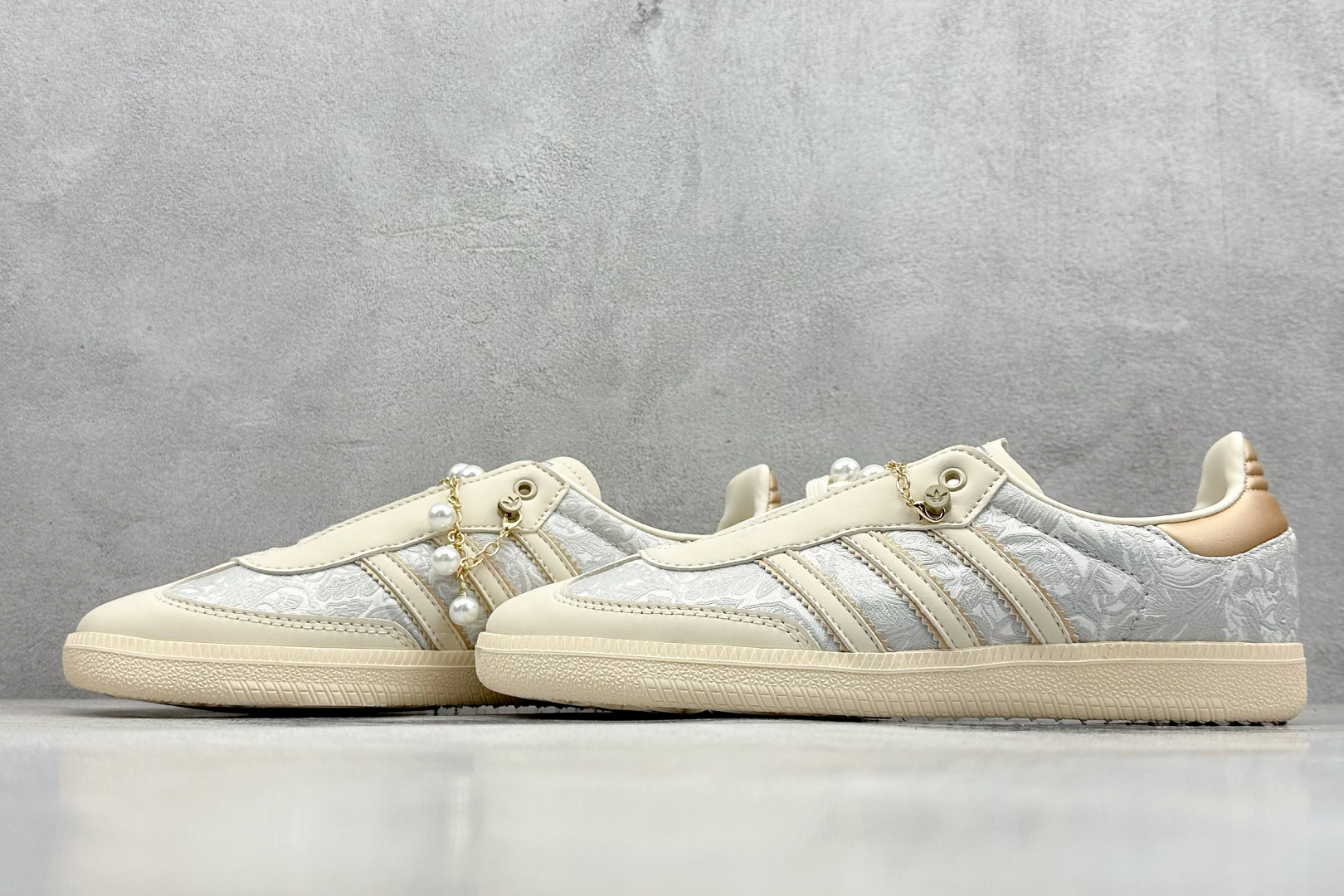  
AD originals Samba OG 浅灰
此款以简约大方的造型设计，给人以随性休闲的时尚格调
