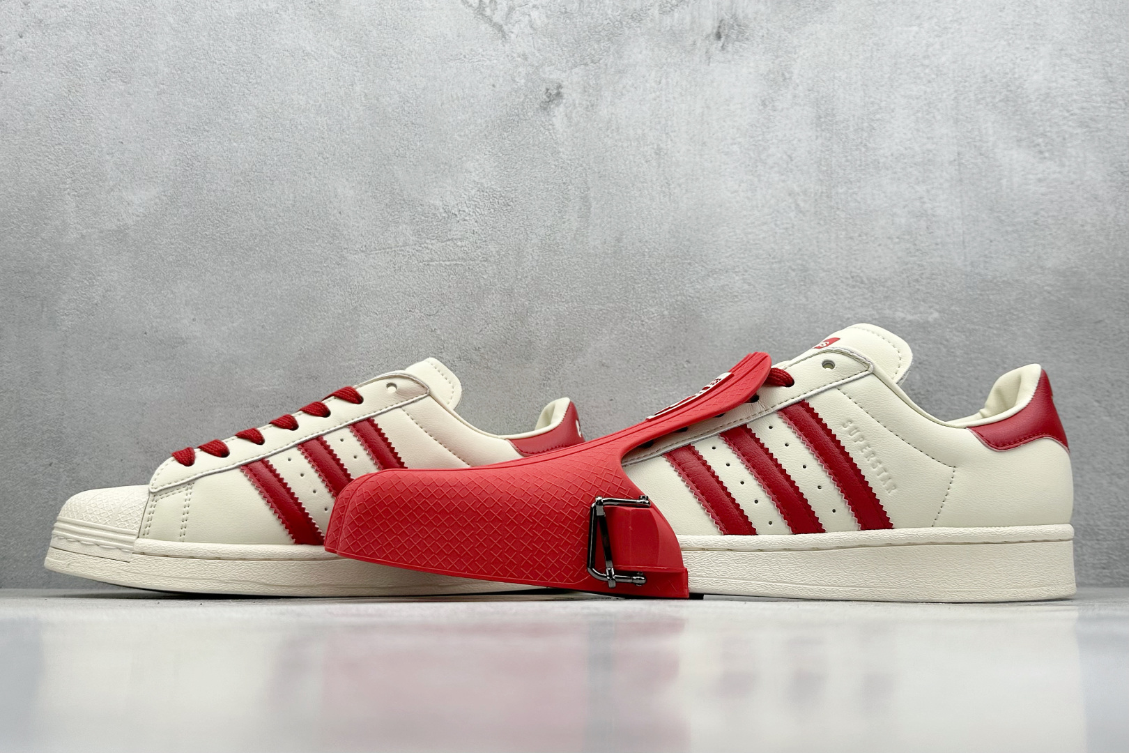  
（备注：配件丢失扣50元，收退货请留意）AVAVAV x adidas originals SUPE