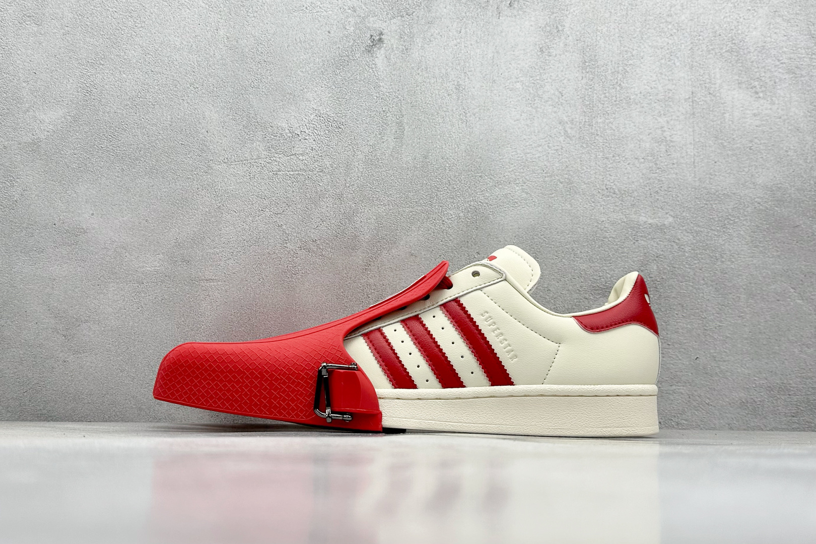  
（备注：配件丢失扣50元，收退货请留意）AVAVAV x adidas originals SUPE