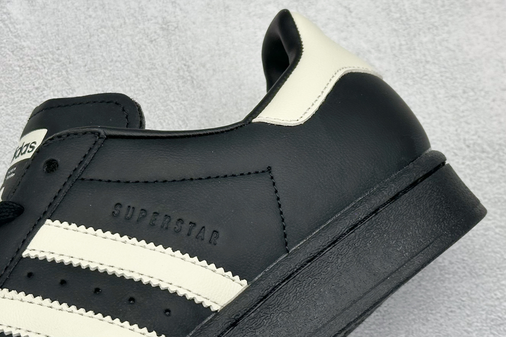  
（备注：配件丢失扣50元，收退货请留意）AVAVAV x adidas originals SUPE