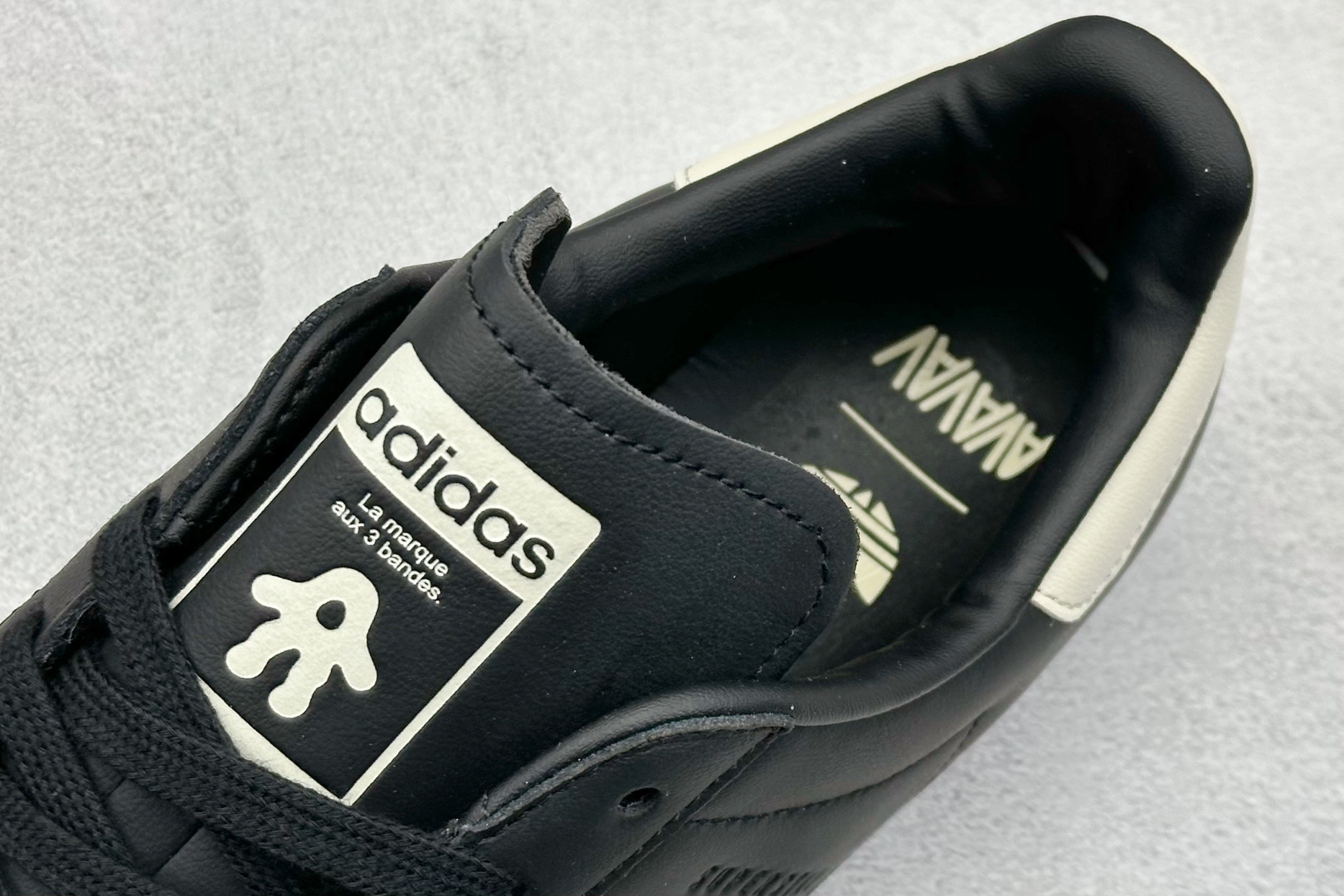  
（备注：配件丢失扣50元，收退货请留意）AVAVAV x adidas originals SUPE
