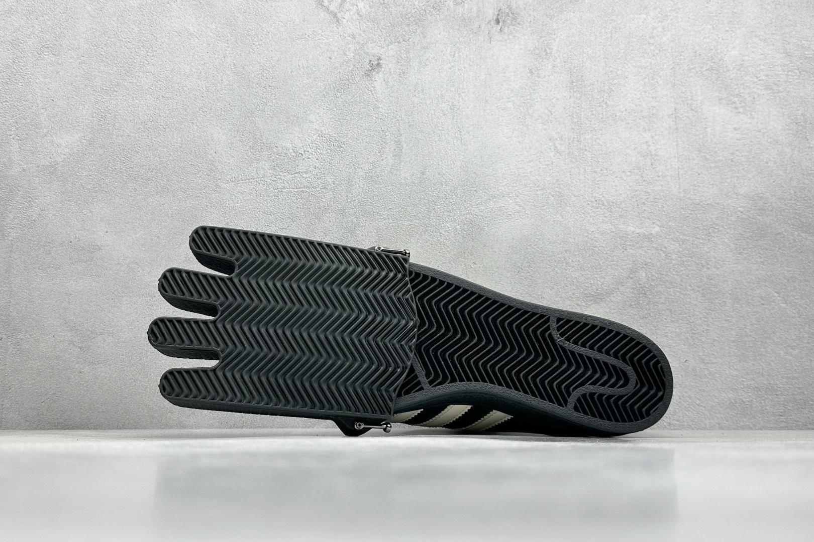  
（备注：配件丢失扣50元，收退货请留意）AVAVAV x adidas originals SUPE