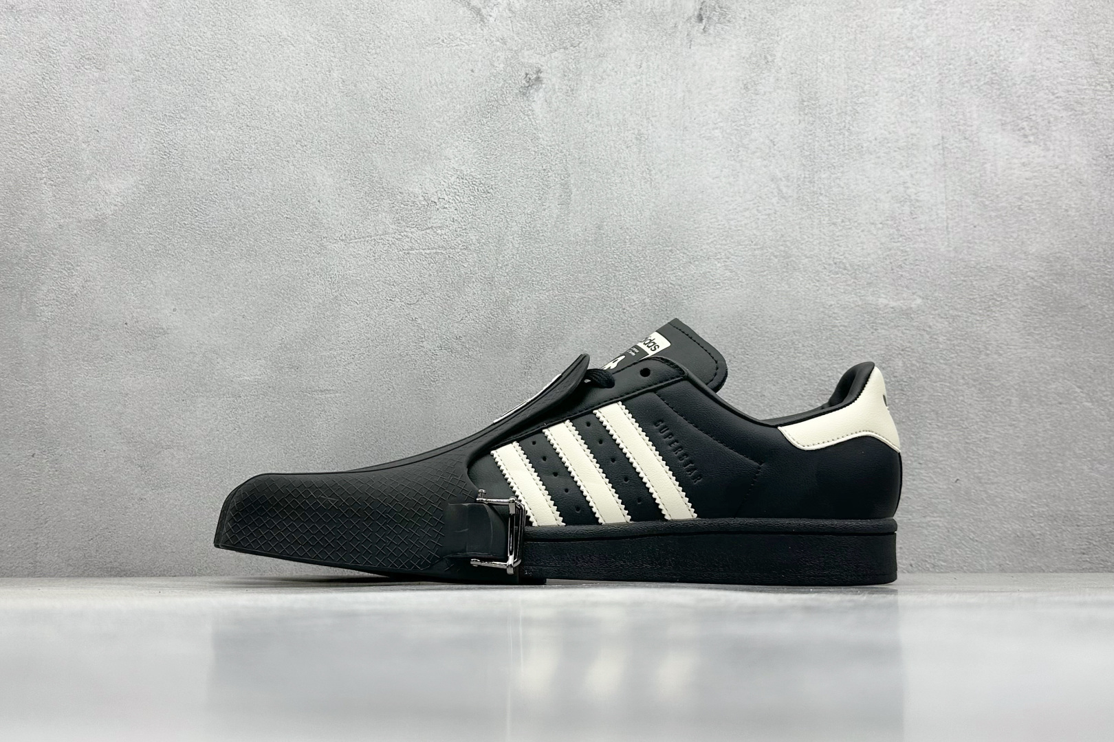  
（备注：配件丢失扣50元，收退货请留意）AVAVAV x adidas originals SUPE