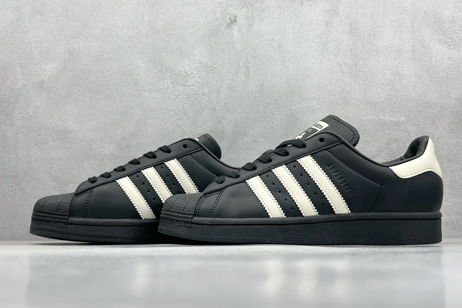  
（备注：配件丢失扣50元，收退货请留意）AVAVAV x adidas originals SUPE