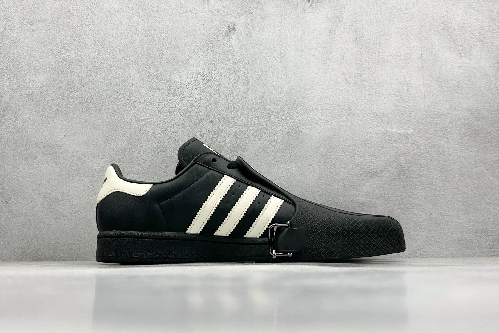  
（备注：配件丢失扣50元，收退货请留意）AVAVAV x adidas originals SUPE