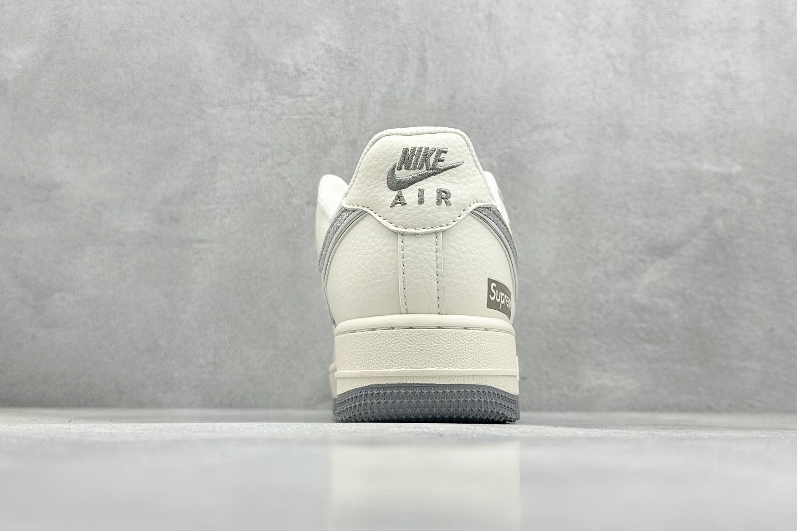  
Nike Air Force 1 Low 07 x Supreme 蛇年限定 白灰双小钩满天星
原楦