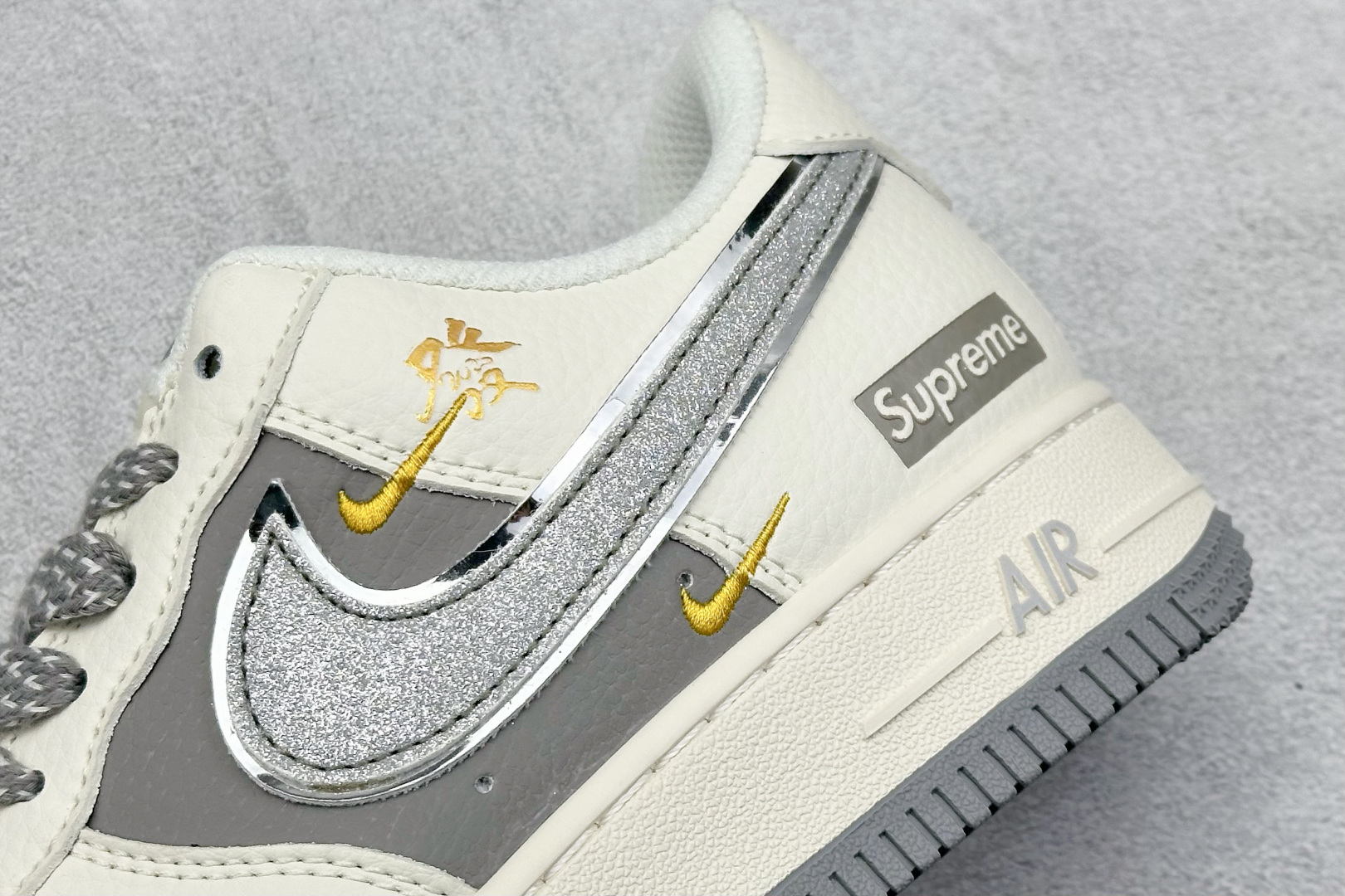  
Nike Air Force 1 Low 07 x Supreme 蛇年限定 白灰双小钩满天星
原楦