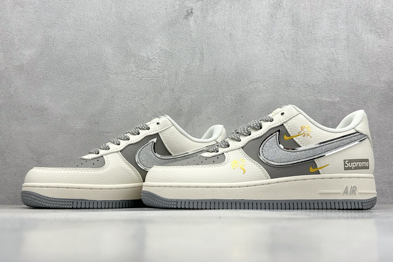  
Nike Air Force 1 Low 07 x Supreme 蛇年限定 白灰双小钩满天星
原楦
