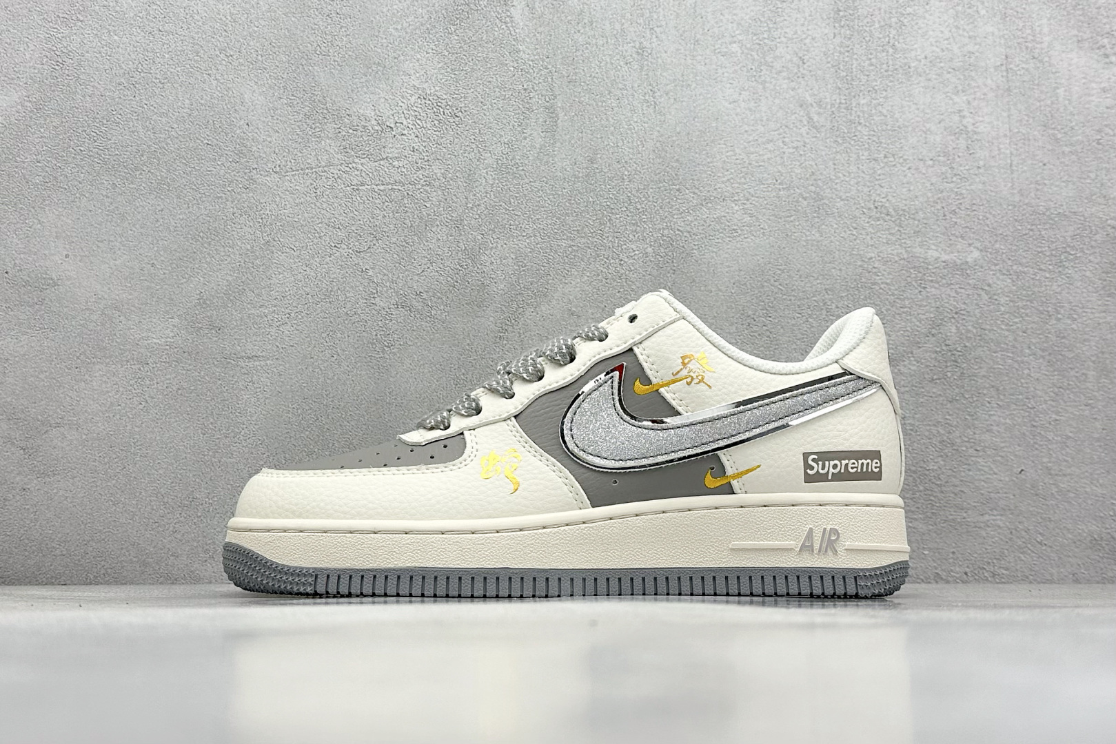  
Nike Air Force 1 Low 07 x Supreme 蛇年限定 白灰双小钩满天星
原楦