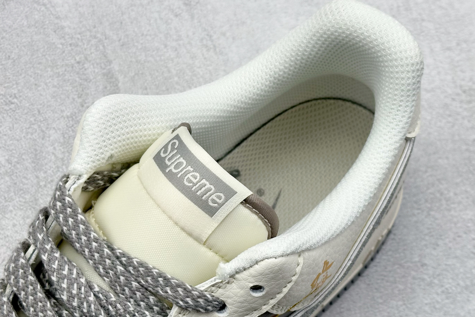 
Nike Air Force 1 Low 07 x Supreme 蛇年限定 白灰双小钩满天星
原楦
