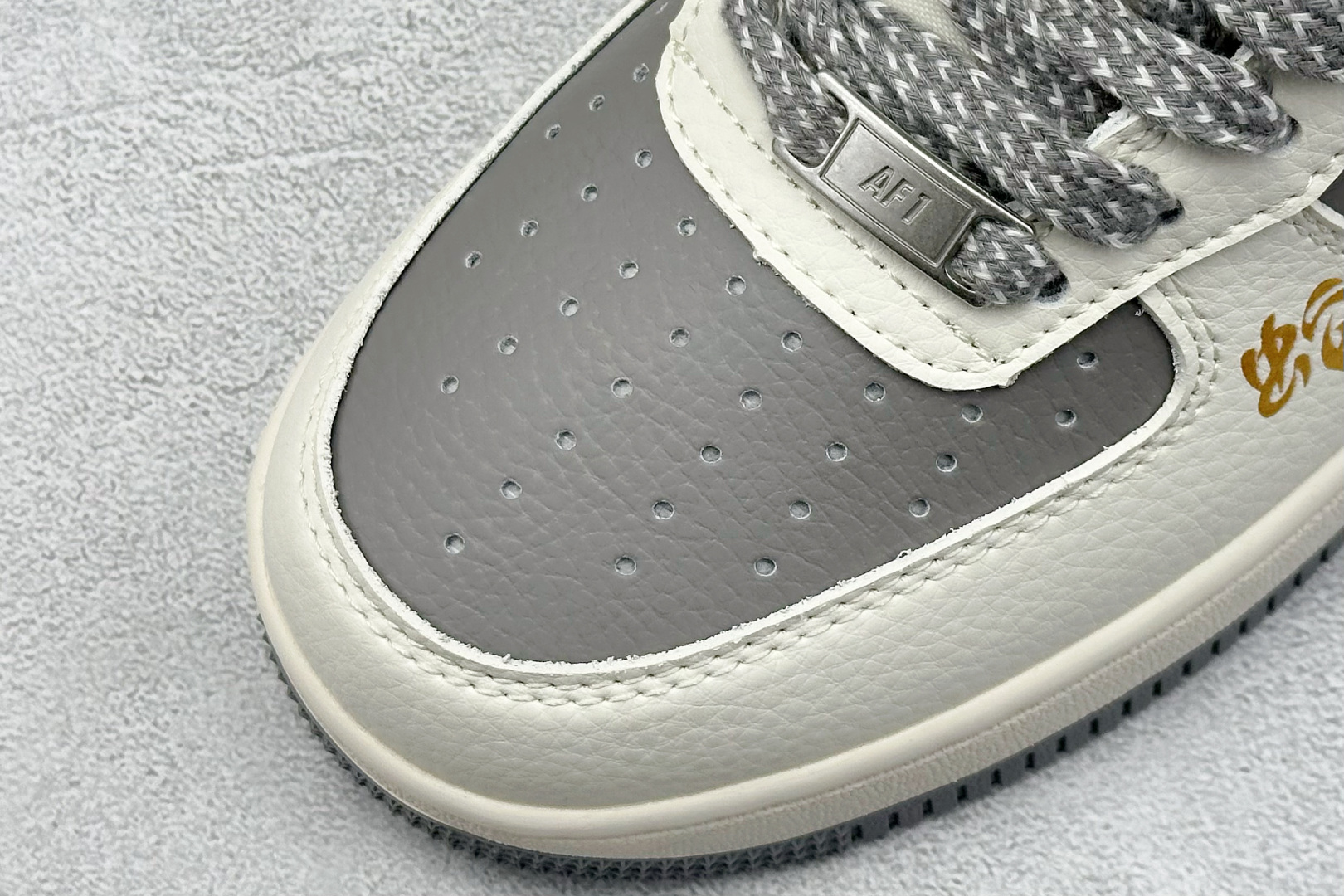  
Nike Air Force 1 Low 07 x Supreme 蛇年限定 白灰双小钩满天星
原楦