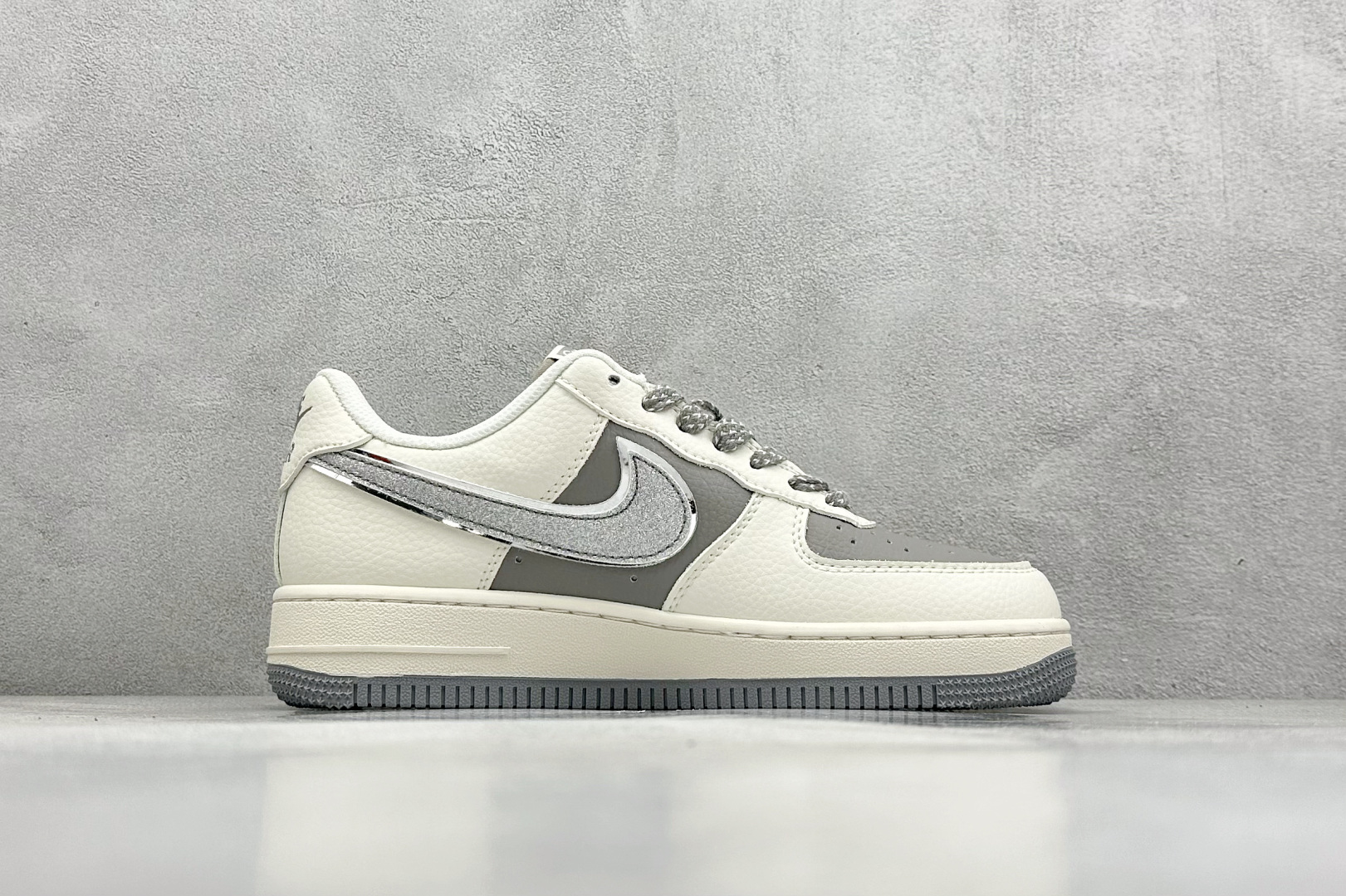  
Nike Air Force 1 Low 07 x Supreme 蛇年限定 白灰双小钩满天星
原楦