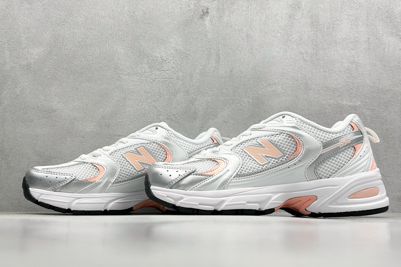 福利特价 
New Balance NB530 新百伦复古透气跑步鞋 抛弃过往以皮革为主的人气轮廓 以极