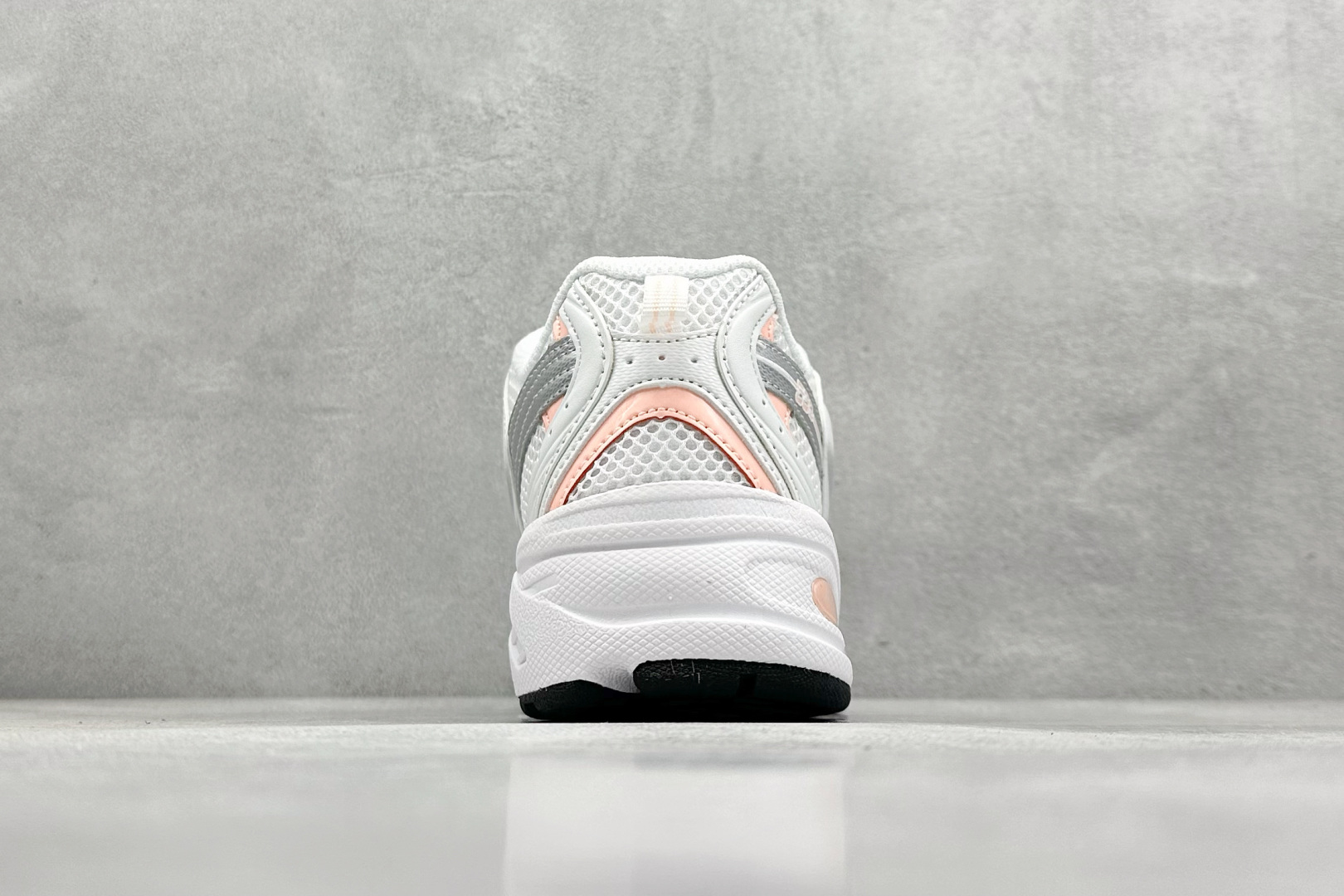 福利特价 
New Balance NB530 新百伦复古透气跑步鞋 抛弃过往以皮革为主的人气轮廓 以极