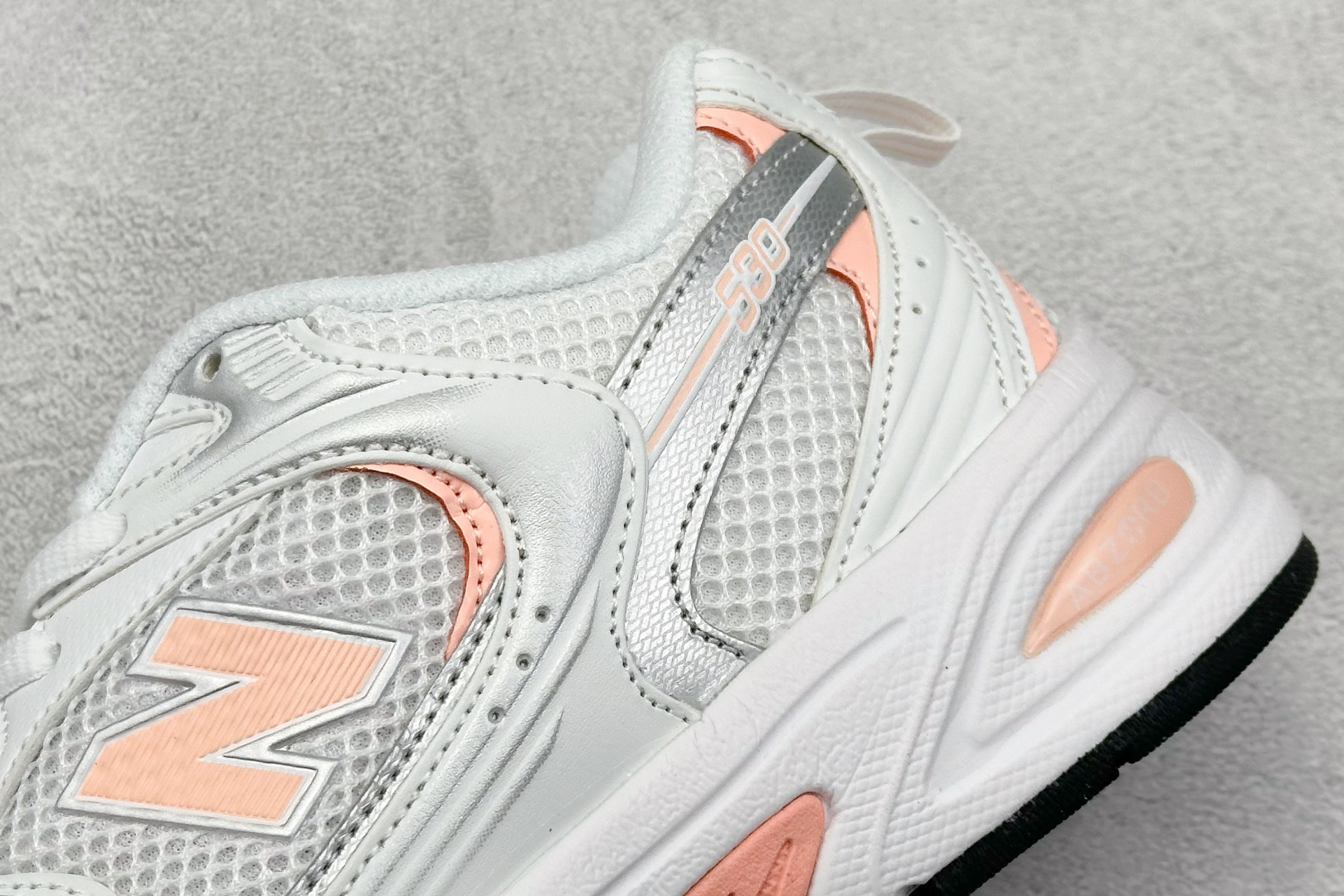 福利特价 
New Balance NB530 新百伦复古透气跑步鞋 抛弃过往以皮革为主的人气轮廓 以极