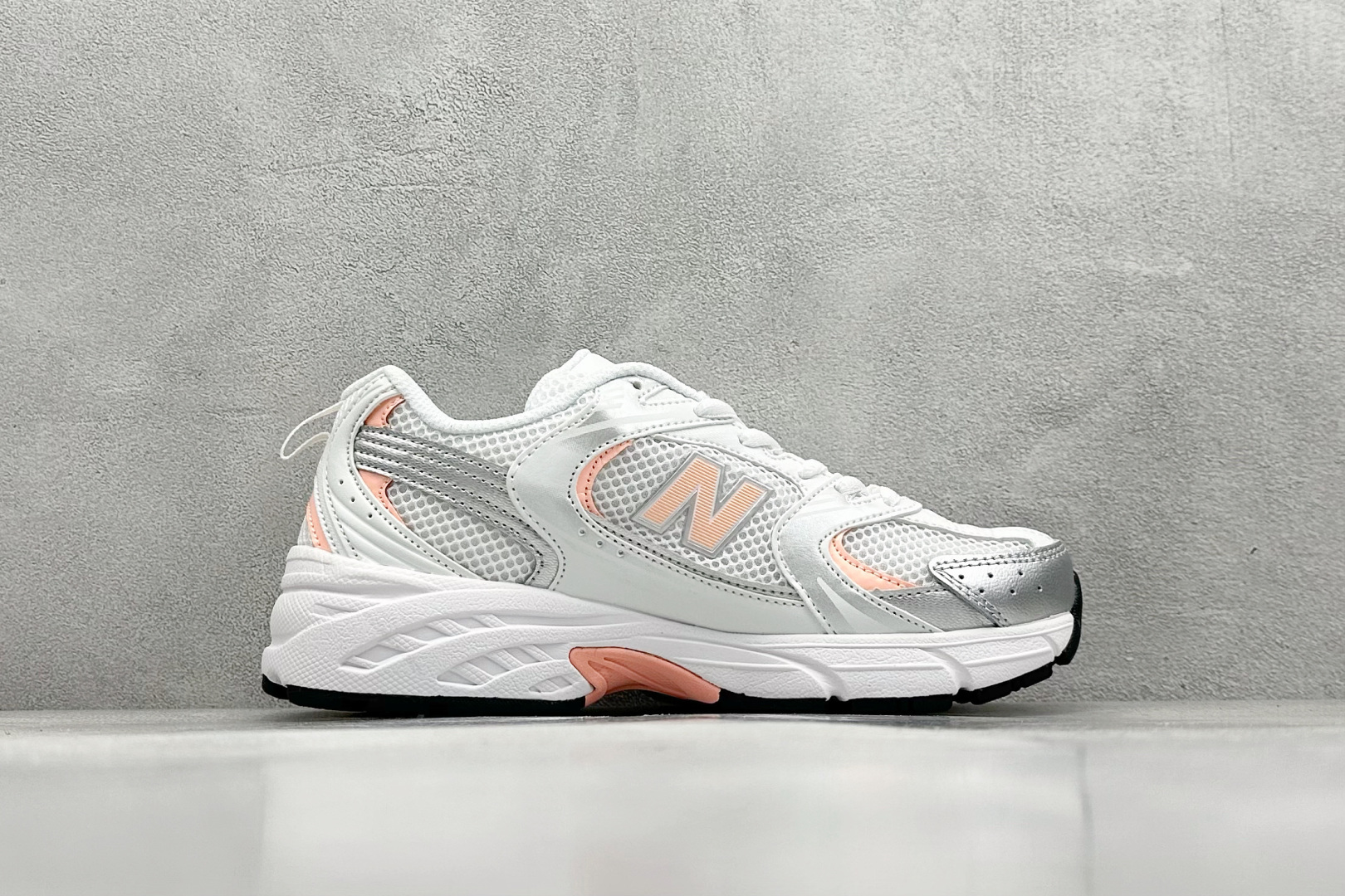 福利特价 
New Balance NB530 新百伦复古透气跑步鞋 抛弃过往以皮革为主的人气轮廓 以极