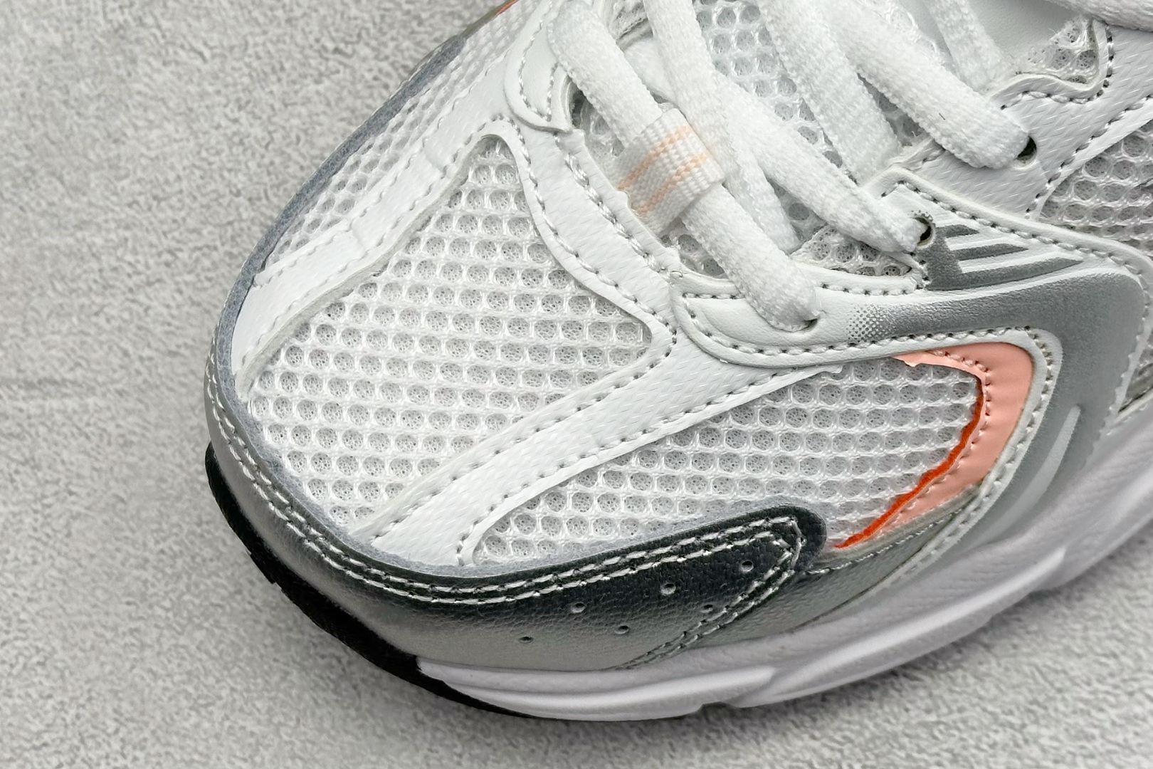 福利特价 
New Balance NB530 新百伦复古透气跑步鞋 抛弃过往以皮革为主的人气轮廓 以极