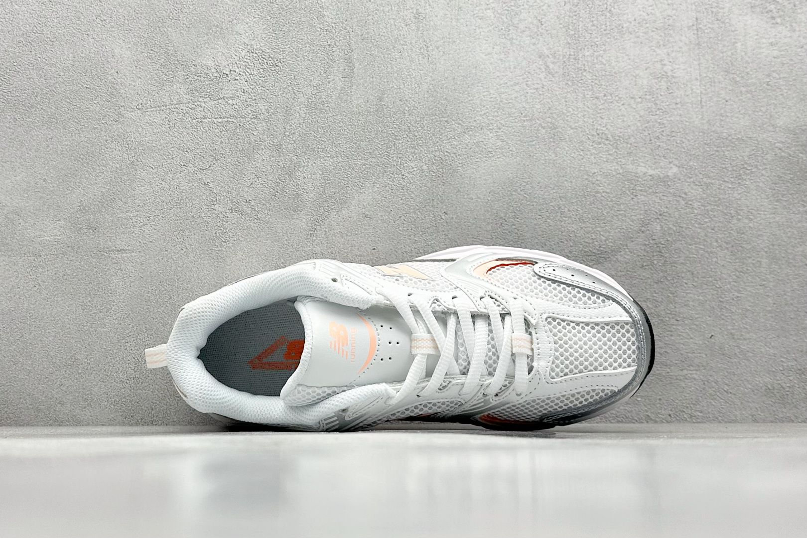 福利特价 
New Balance NB530 新百伦复古透气跑步鞋 抛弃过往以皮革为主的人气轮廓 以极