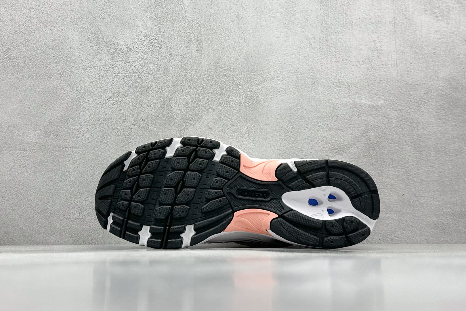 福利特价 
New Balance NB530 新百伦复古透气跑步鞋 抛弃过往以皮革为主的人气轮廓 以极
