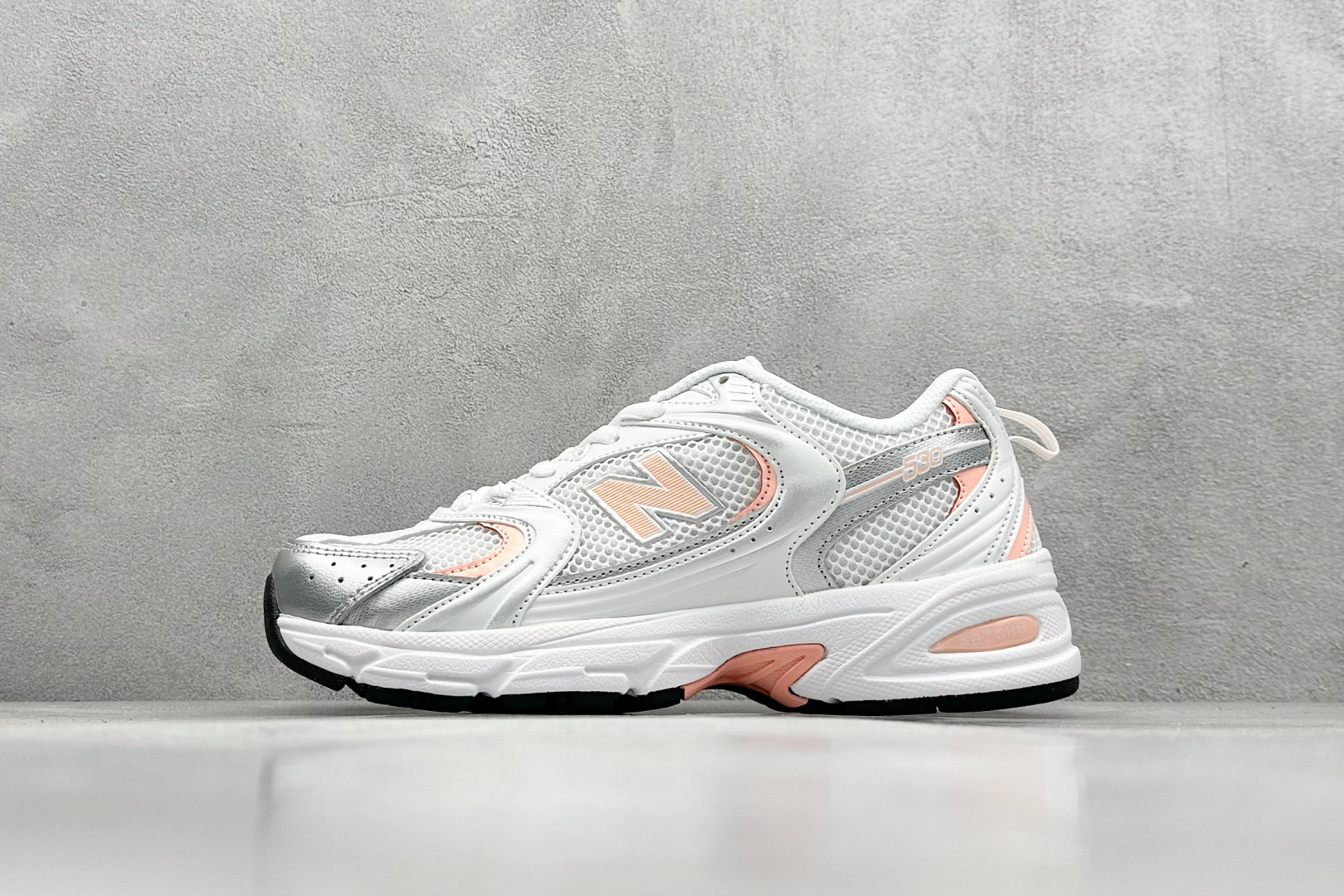 福利特价 
New Balance NB530 新百伦复古透气跑步鞋 抛弃过往以皮革为主的人气轮廓 以极
