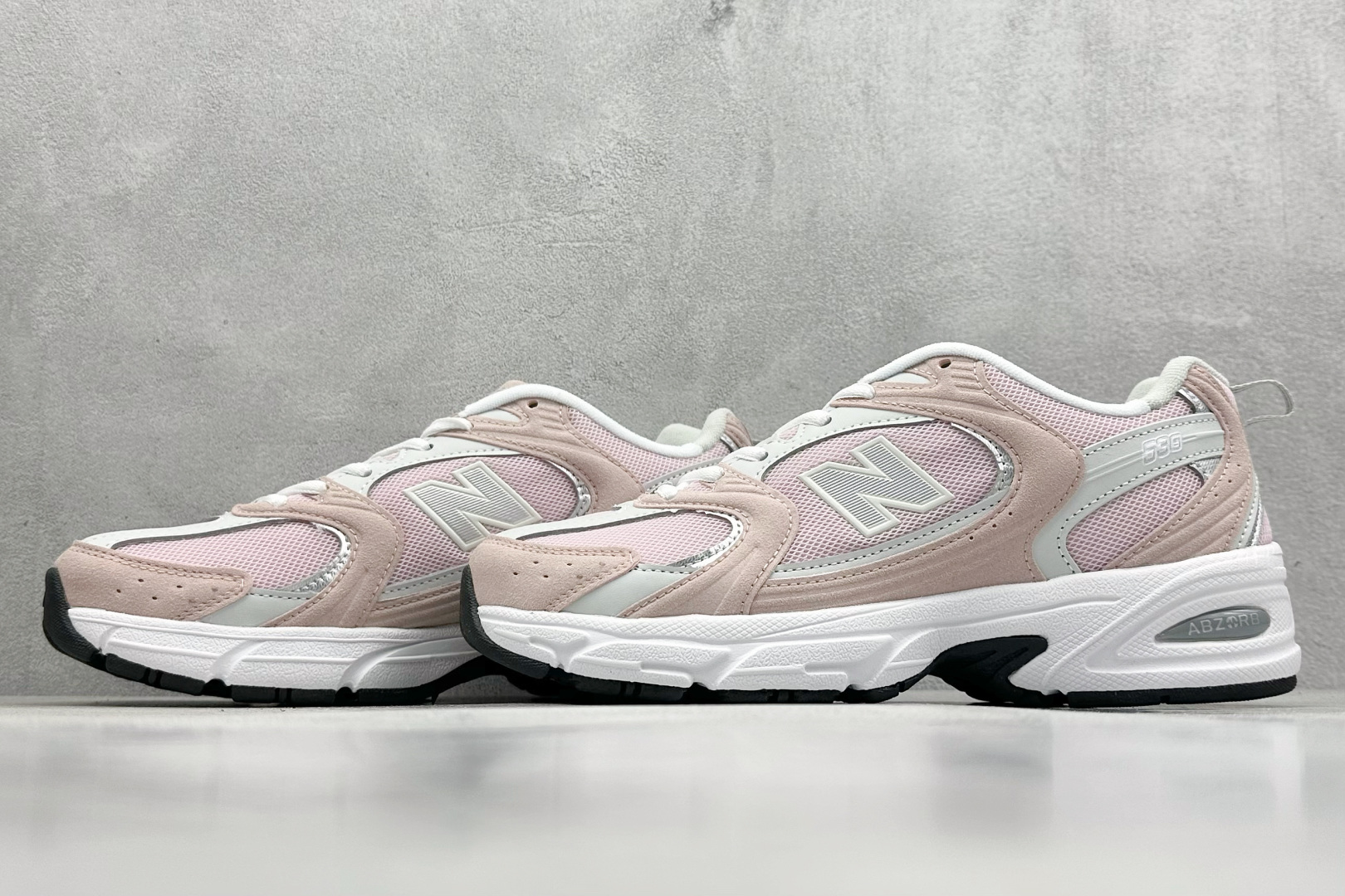 福利特价 
New Balance NB530 新百伦复古透气跑步鞋 抛弃过往以皮革为主的人气轮廓 以极
