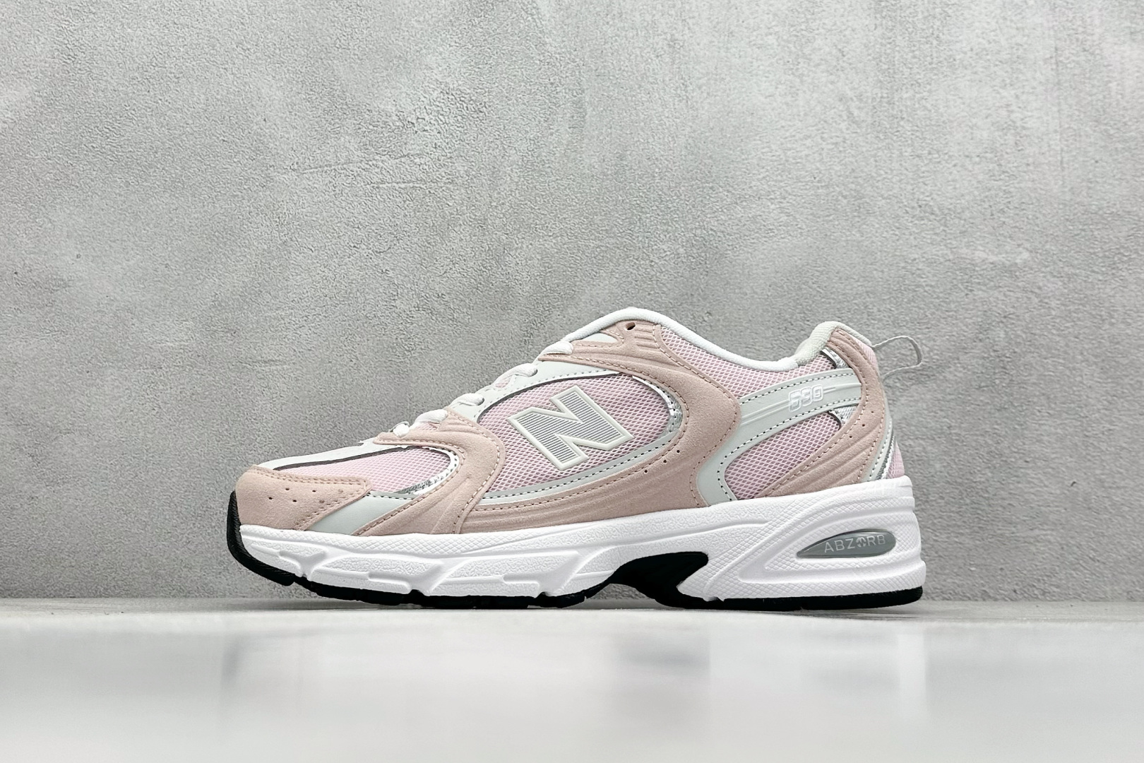 福利特价 
New Balance NB530 新百伦复古透气跑步鞋 抛弃过往以皮革为主的人气轮廓 以极