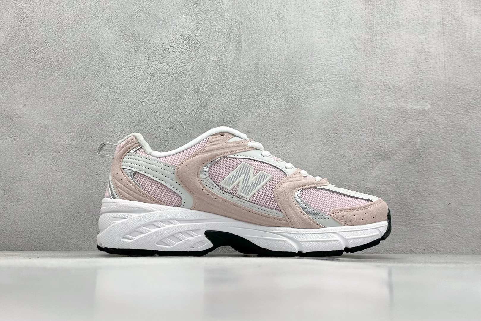 福利特价 
New Balance NB530 新百伦复古透气跑步鞋 抛弃过往以皮革为主的人气轮廓 以极