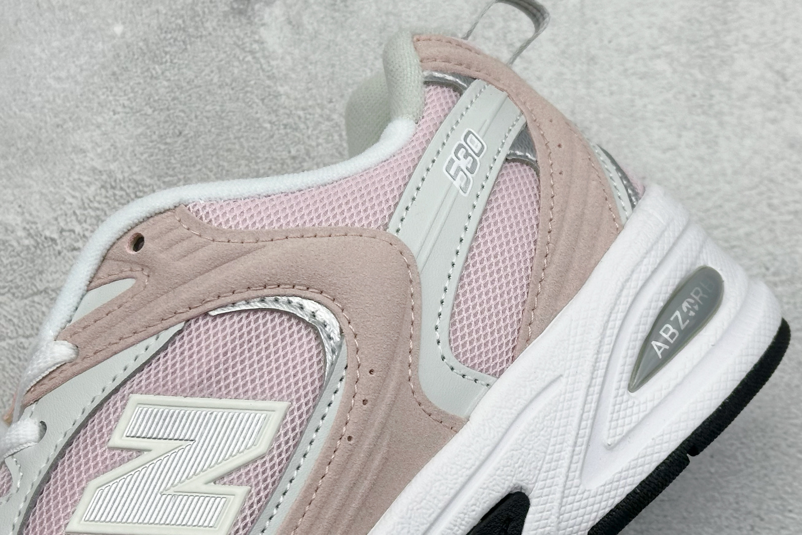 福利特价 
New Balance NB530 新百伦复古透气跑步鞋 抛弃过往以皮革为主的人气轮廓 以极