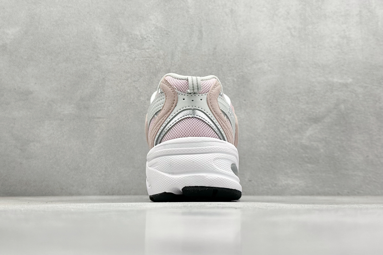 福利特价 
New Balance NB530 新百伦复古透气跑步鞋 抛弃过往以皮革为主的人气轮廓 以极