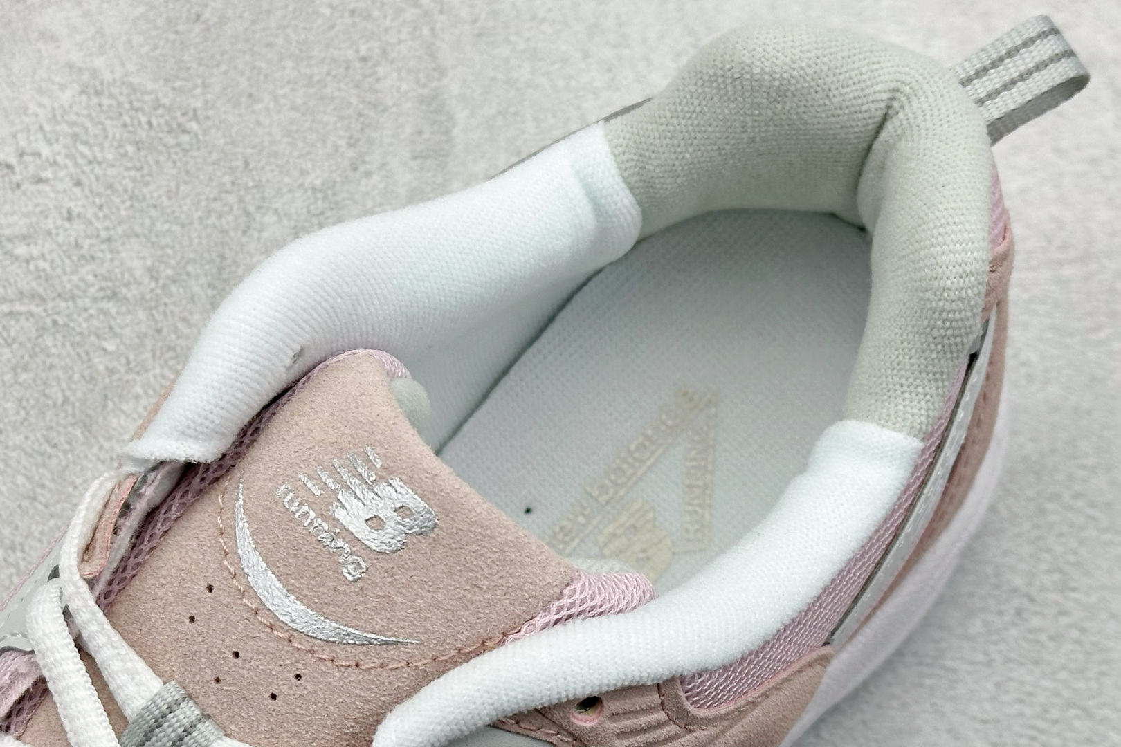 福利特价 
New Balance NB530 新百伦复古透气跑步鞋 抛弃过往以皮革为主的人气轮廓 以极