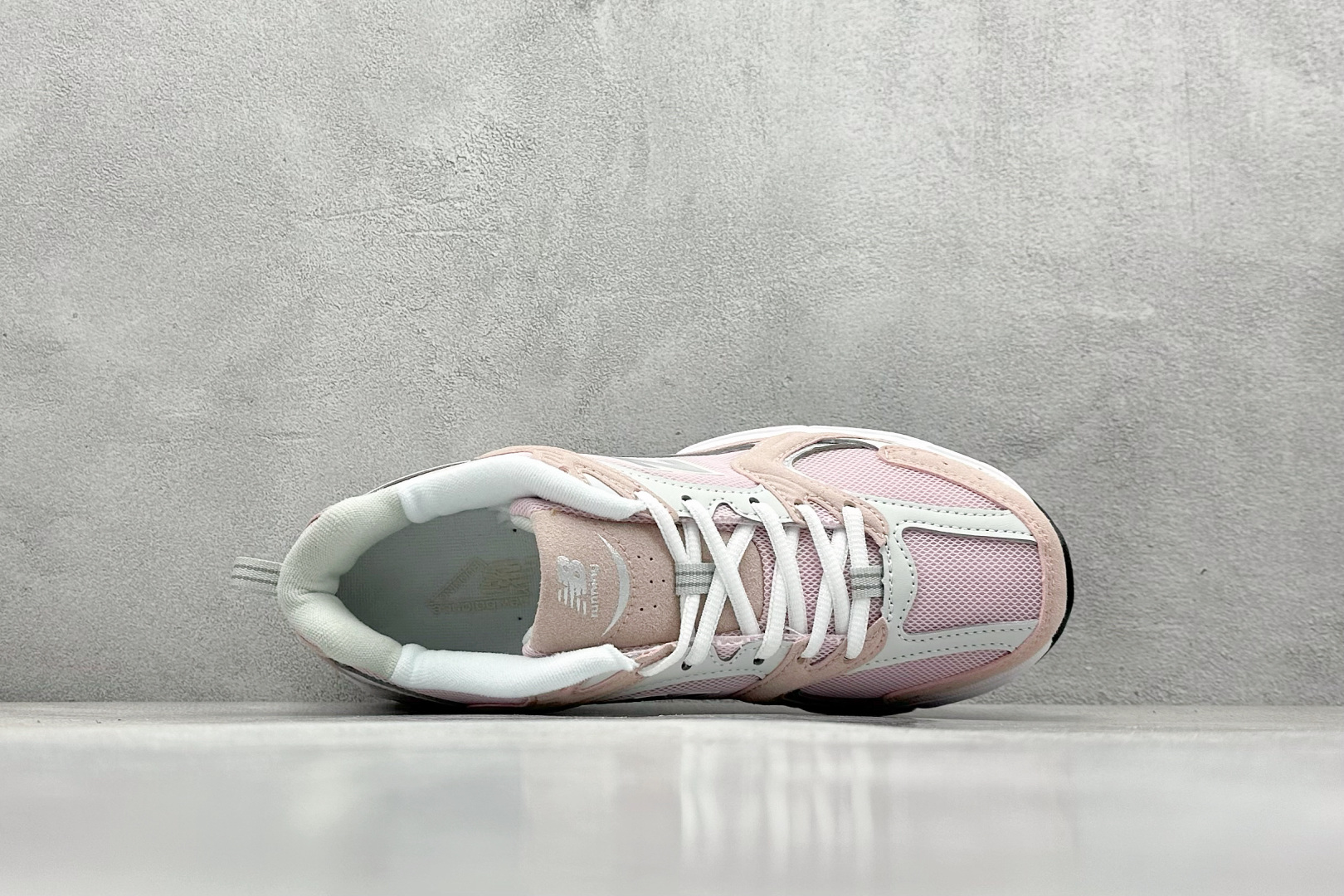 福利特价 
New Balance NB530 新百伦复古透气跑步鞋 抛弃过往以皮革为主的人气轮廓 以极