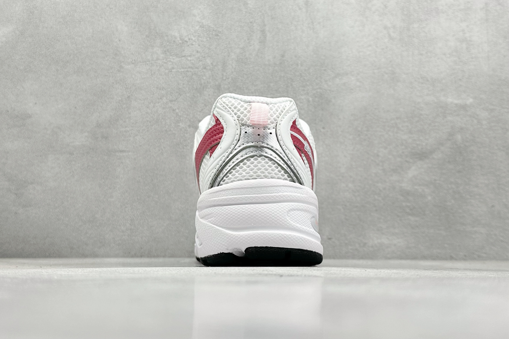 福利特价 
New Balance NB530 新百伦复古透气跑步鞋 抛弃过往以皮革为主的人气轮廓 以极