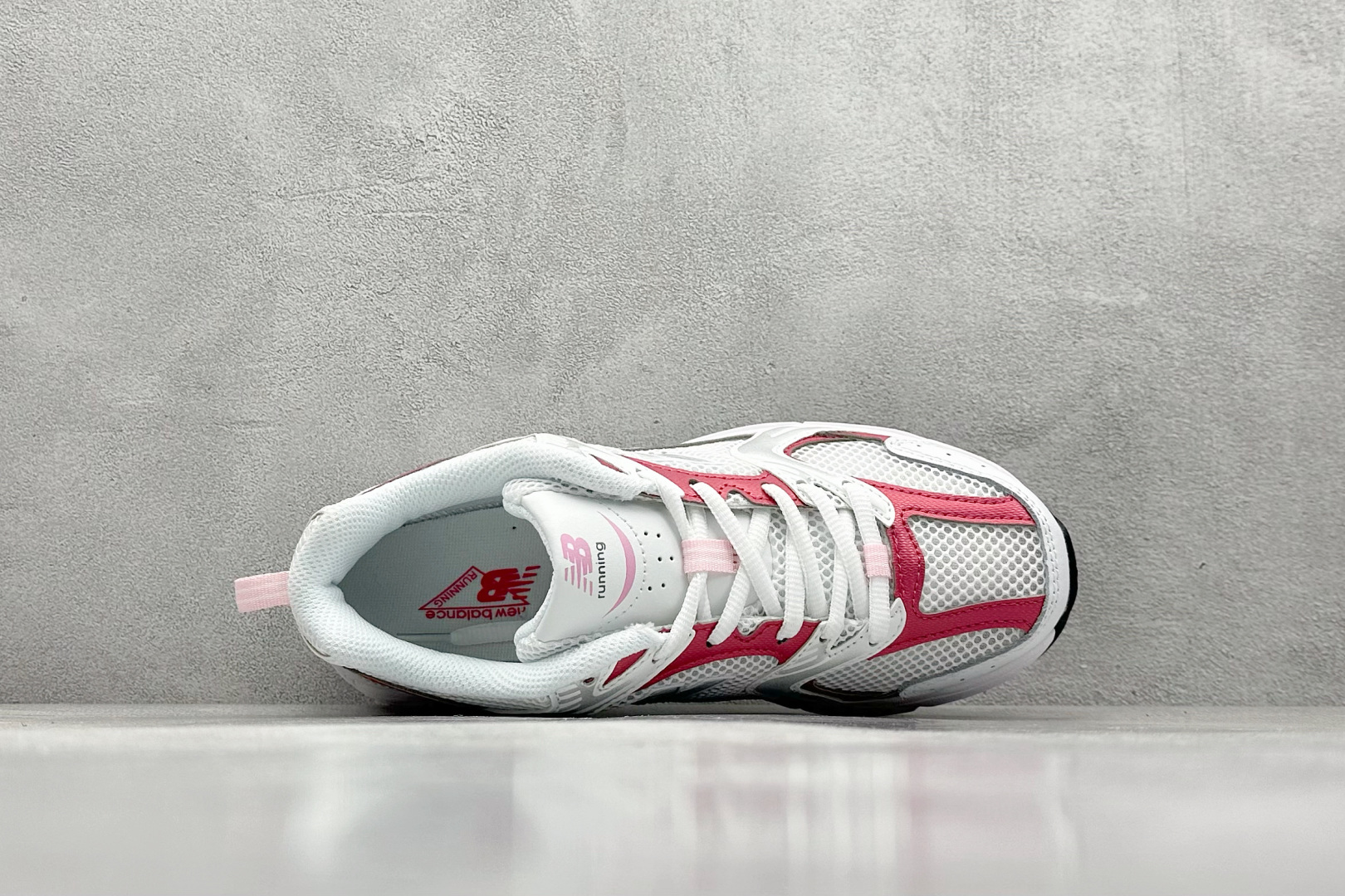 福利特价 
New Balance NB530 新百伦复古透气跑步鞋 抛弃过往以皮革为主的人气轮廓 以极