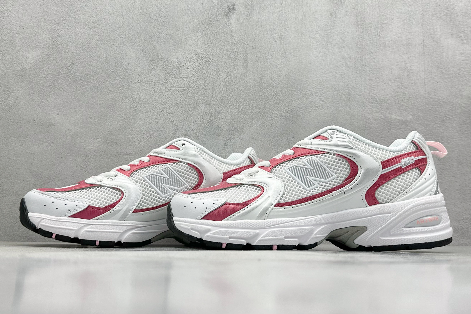 福利特价 
New Balance NB530 新百伦复古透气跑步鞋 抛弃过往以皮革为主的人气轮廓 以极